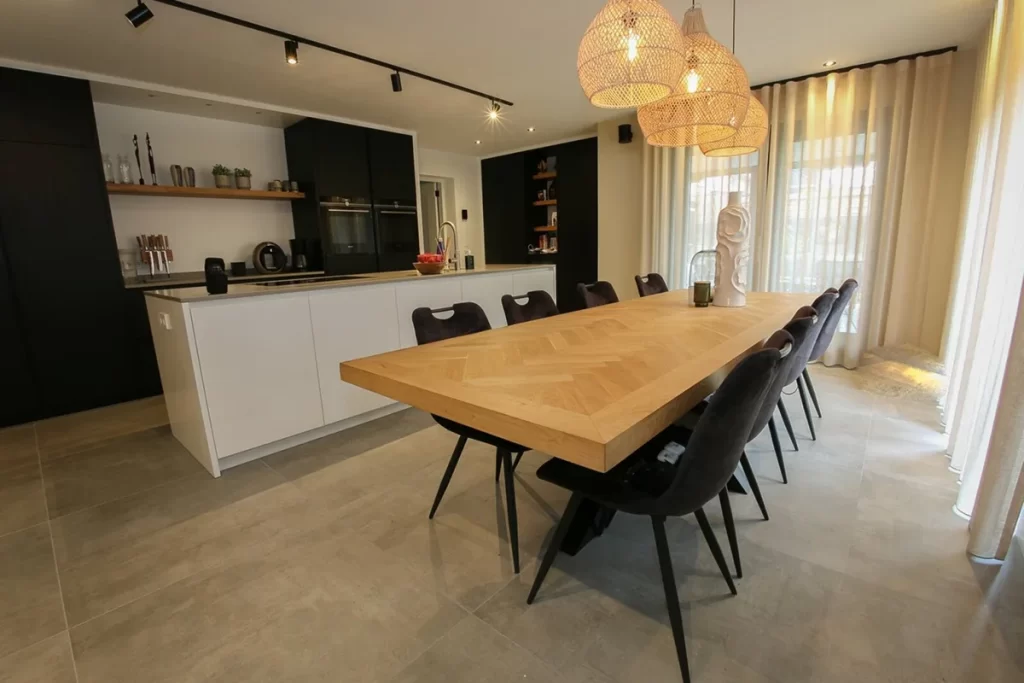 Moderne uitbouw met glazen wanden en houten staanders bij woning aan de Schouw