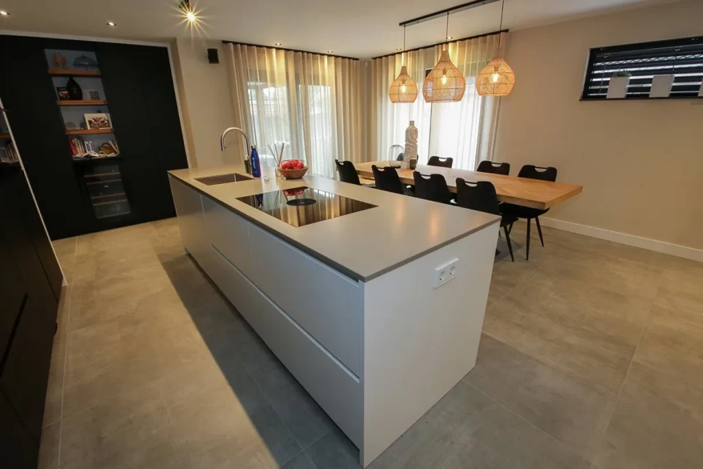 Moderne uitbouw met glazen wanden en houten staanders bij woning aan de Schouw