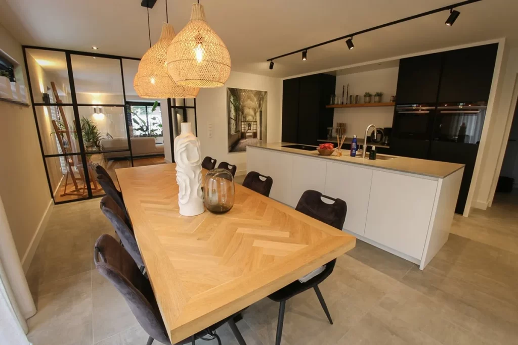 Moderne uitbouw met glazen wanden en houten staanders bij woning aan de Schouw