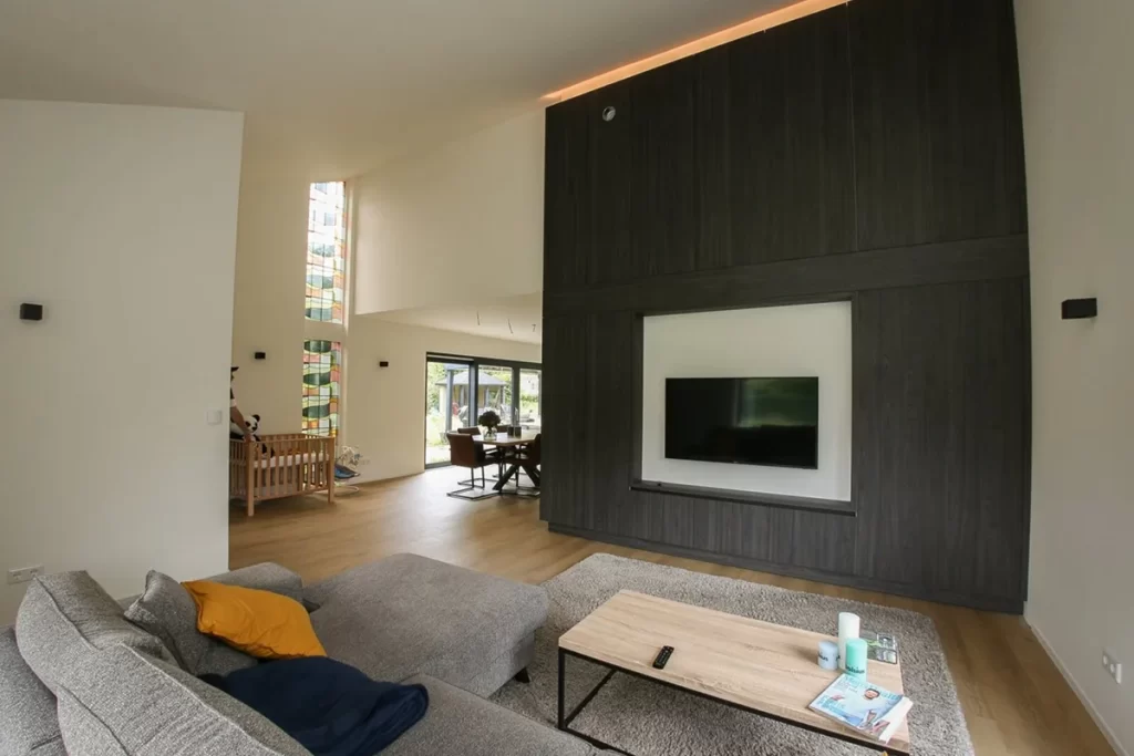 Woonkamer met maatwerk tv-wand na renovatie