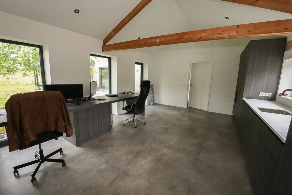Werkruimte met maatwerk bureau in Leusden