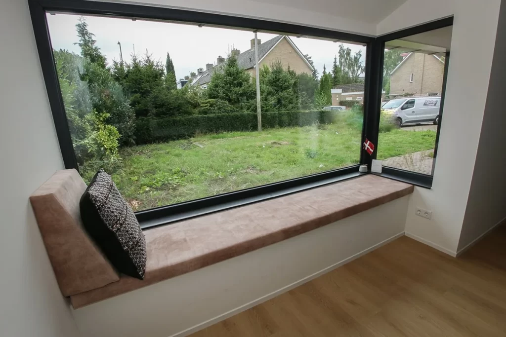 Zitvenster met maatwerk afwerking na woningrenovatie in Leusden
